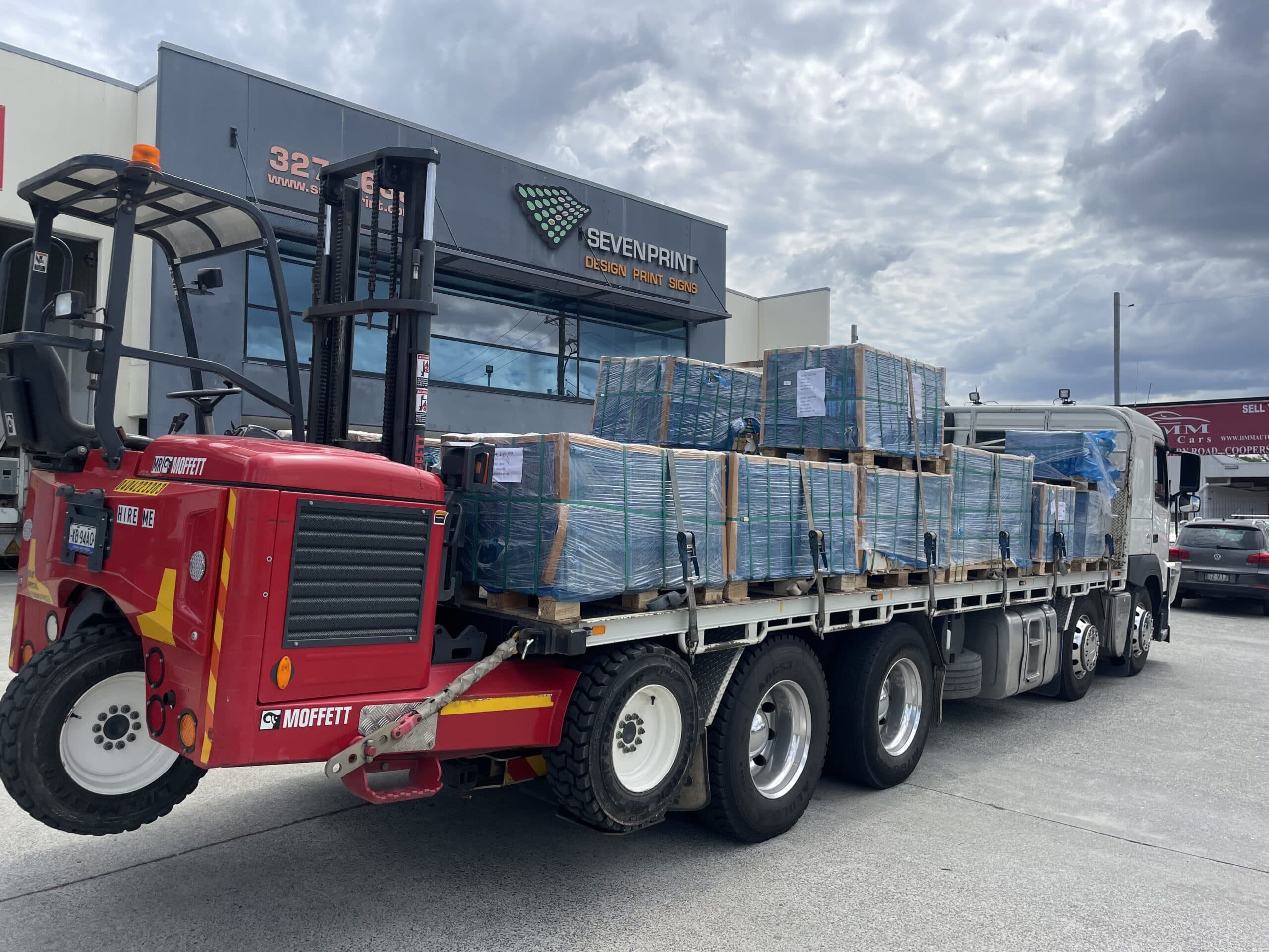 Mr Moffett truck and forklift on site, photo 4